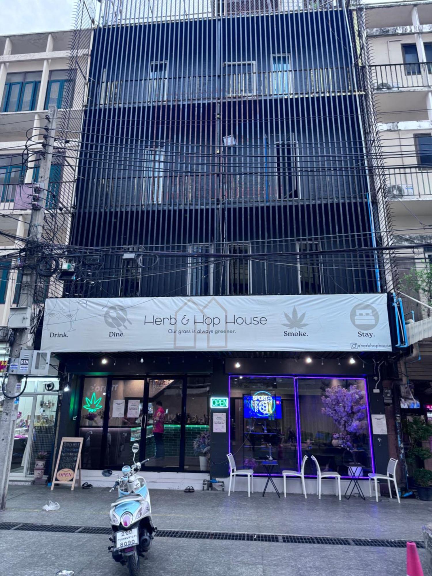 Bud Brew Beyond Dispensary And Hotel Bangkok Esterno foto