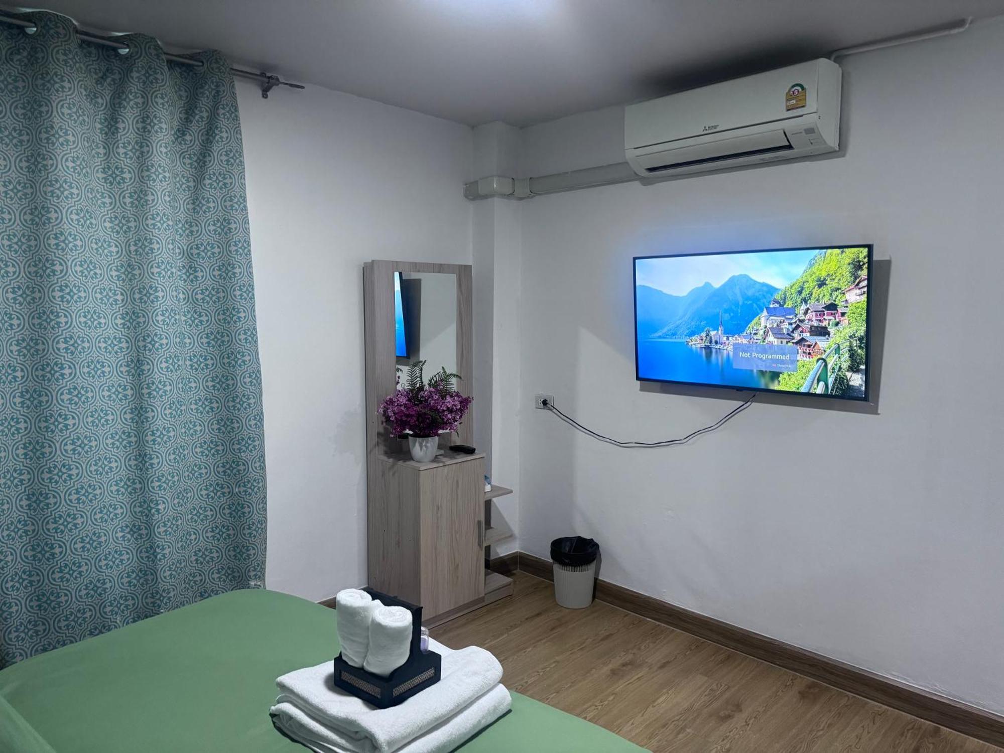 Bud Brew Beyond Dispensary And Hotel Bangkok Esterno foto