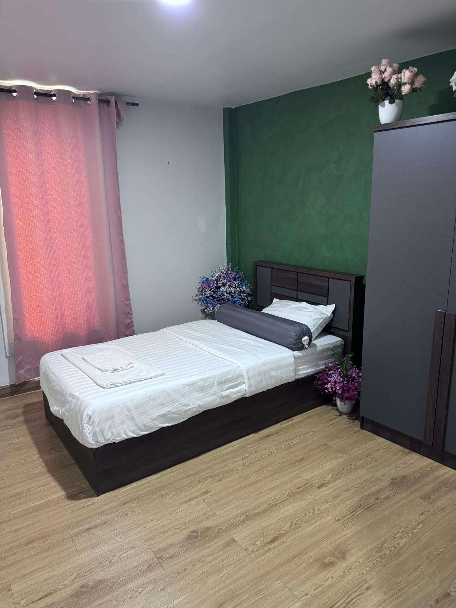 Bud Brew Beyond Dispensary And Hotel Bangkok Esterno foto