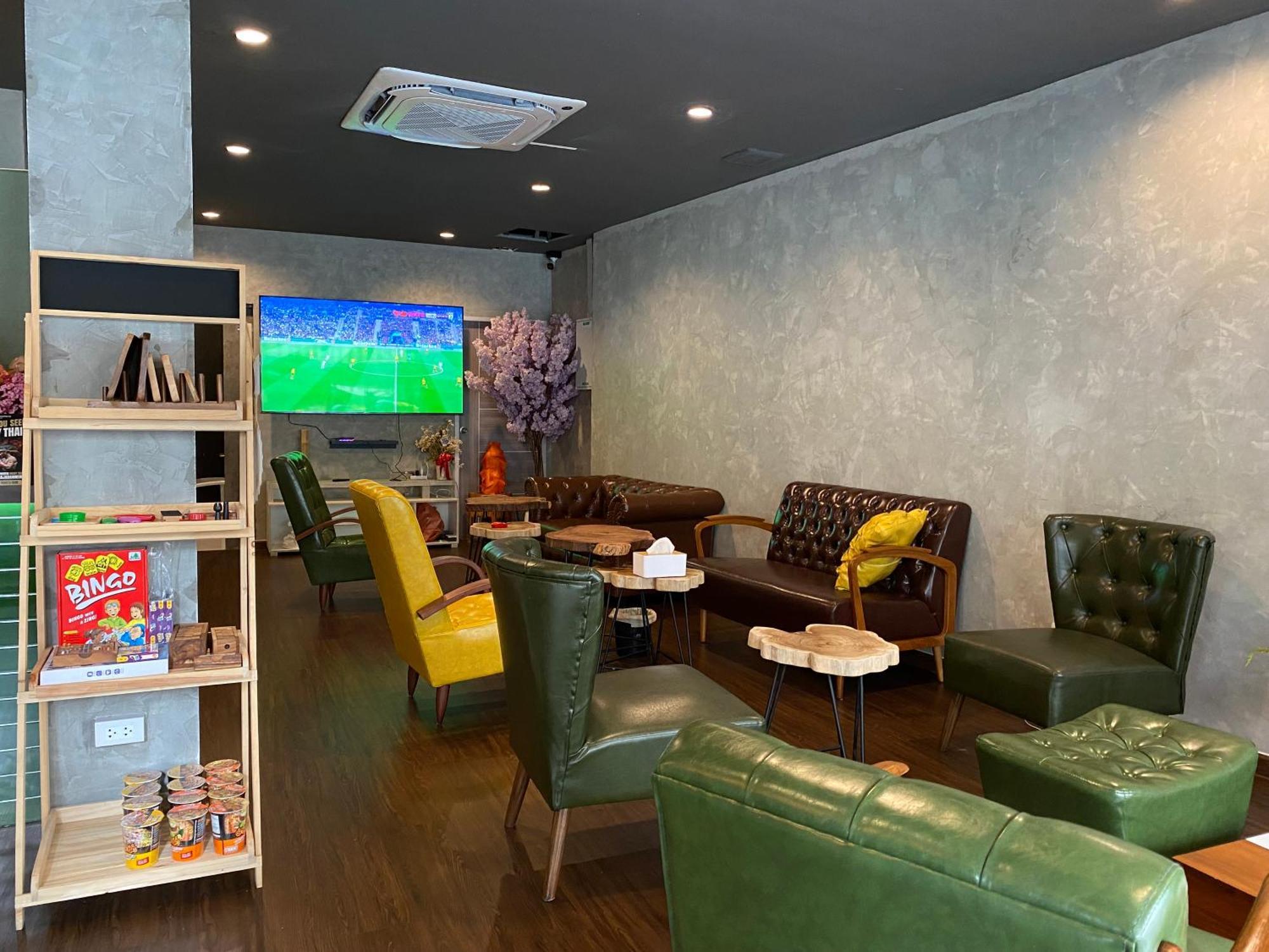 Bud Brew Beyond Dispensary And Hotel Bangkok Esterno foto