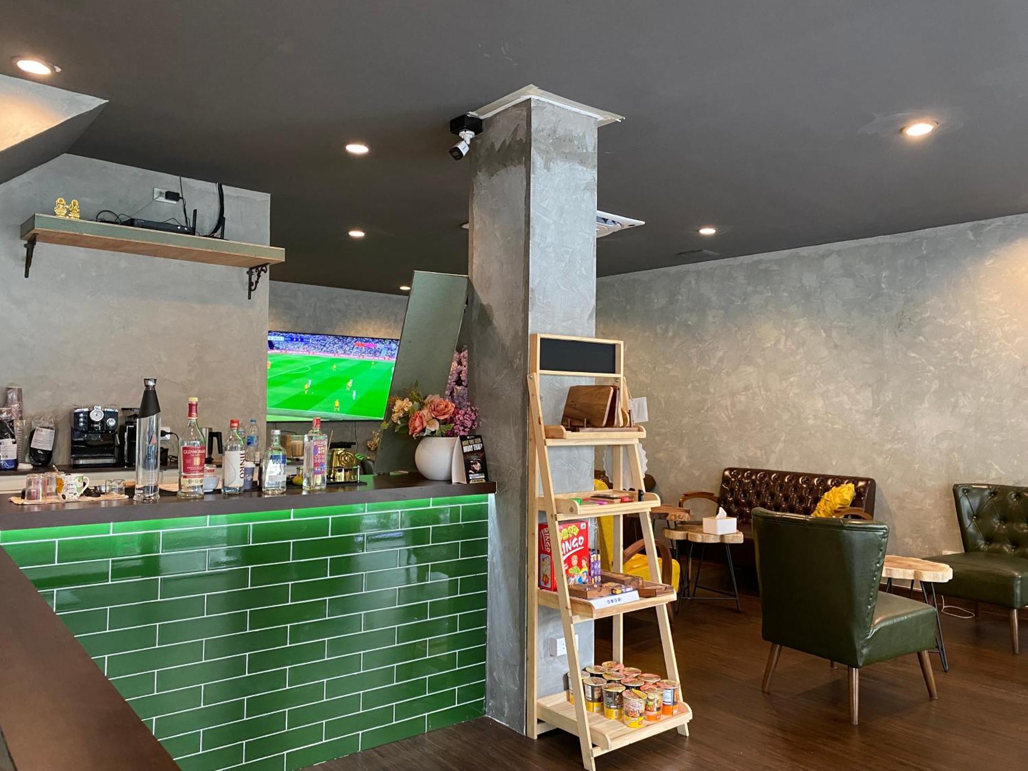 Bud Brew Beyond Dispensary And Hotel Bangkok Esterno foto