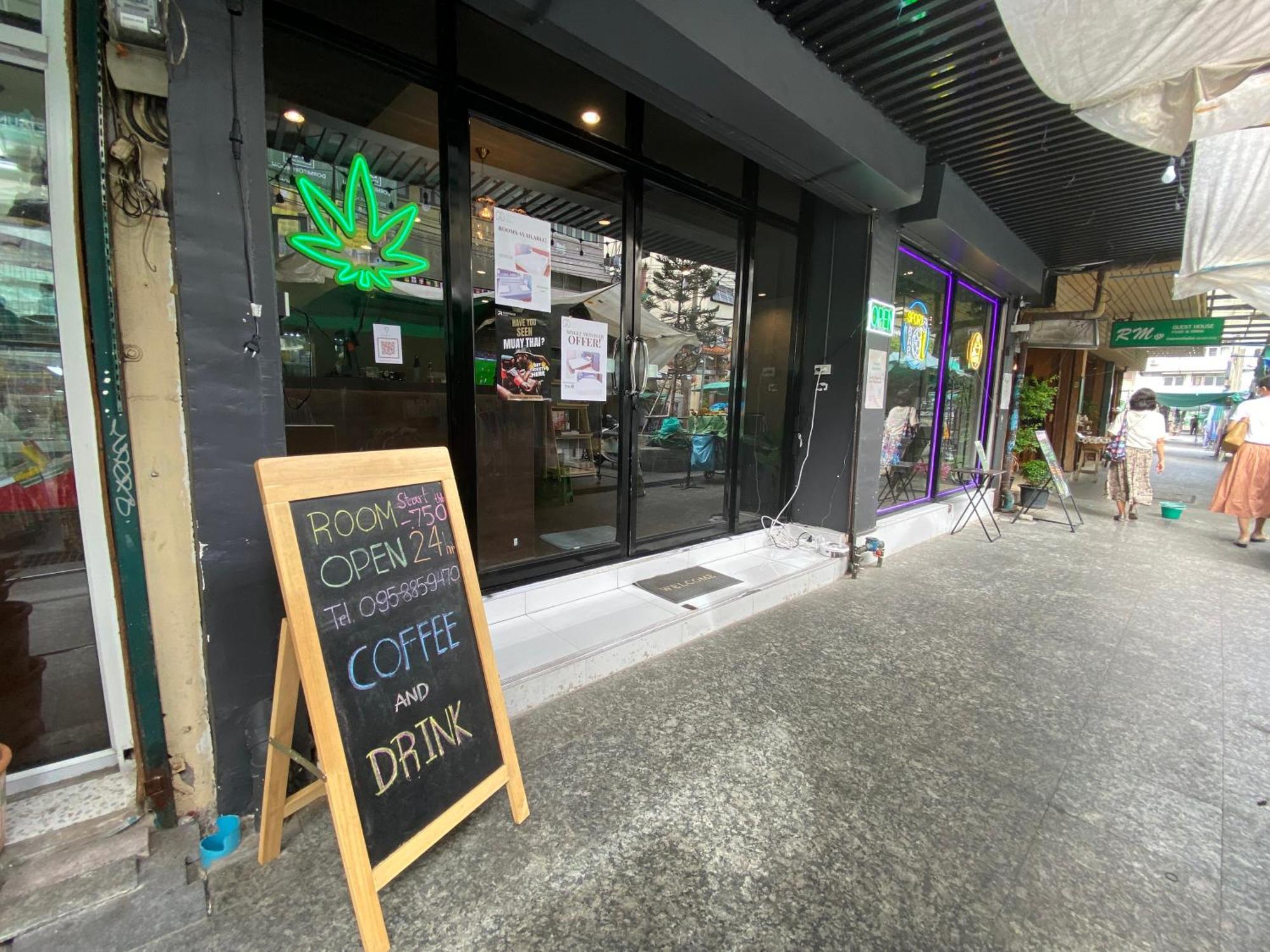 Bud Brew Beyond Dispensary And Hotel Bangkok Esterno foto