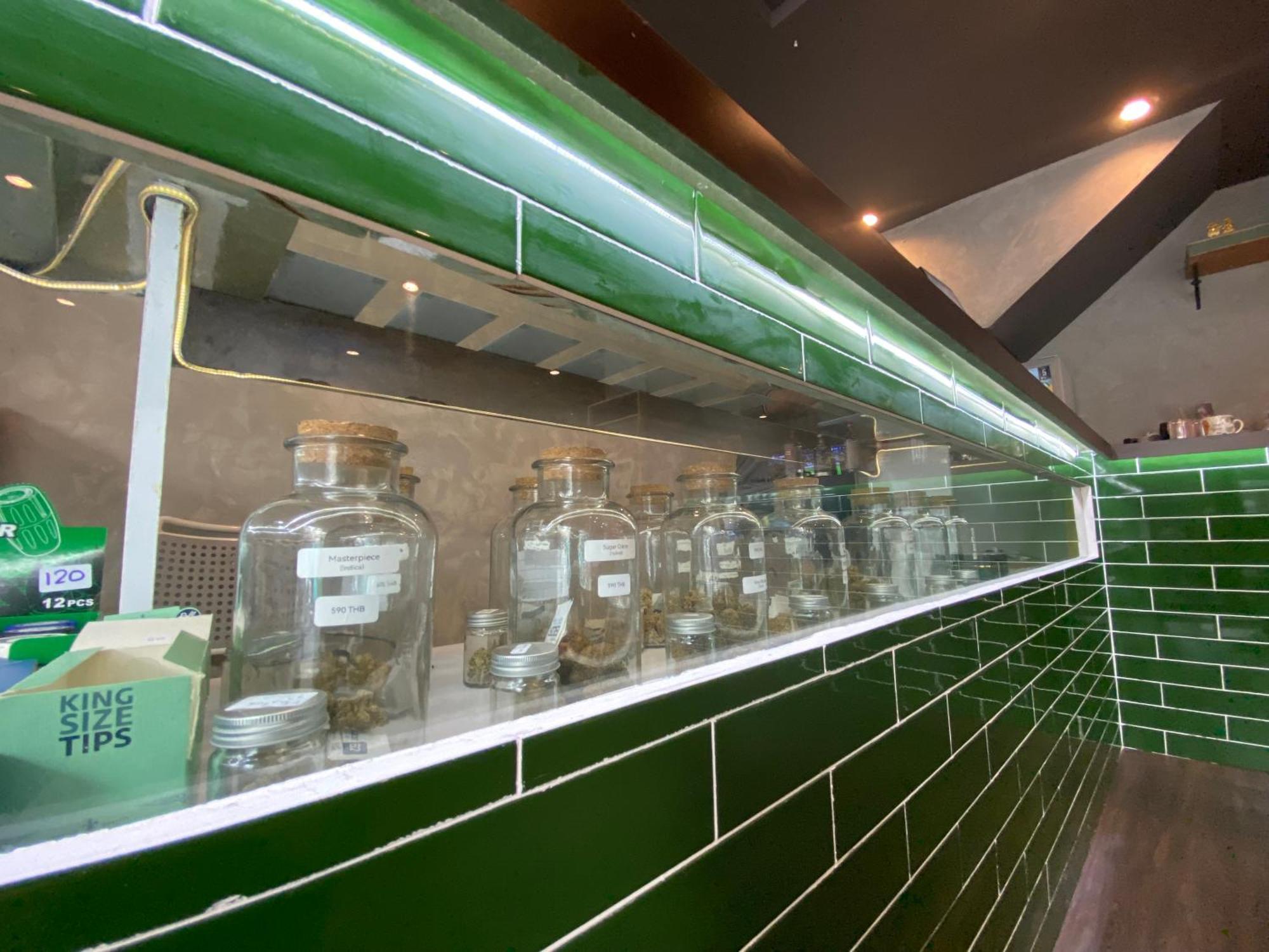Bud Brew Beyond Dispensary And Hotel Bangkok Esterno foto