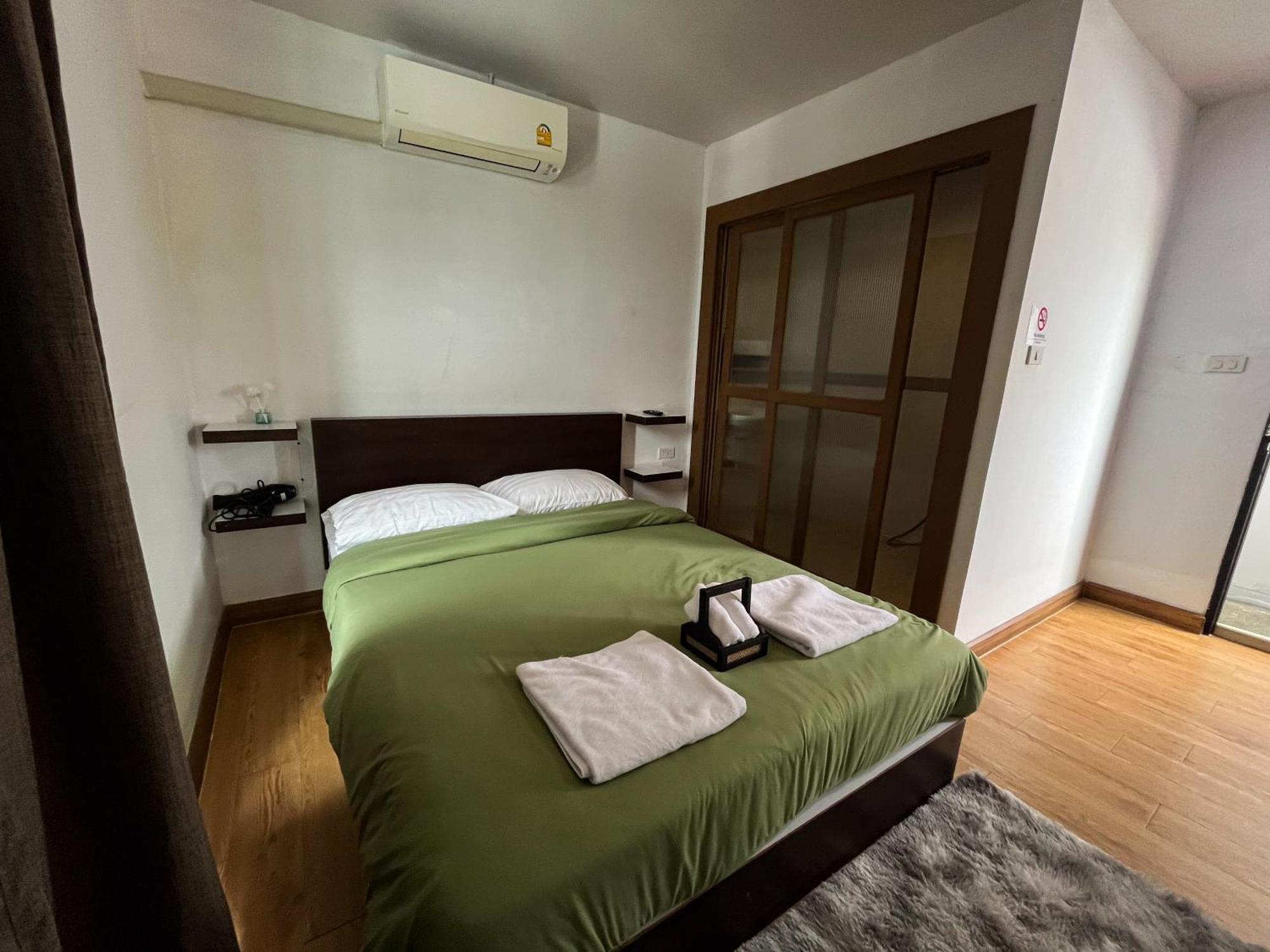 Bud Brew Beyond Dispensary And Hotel Bangkok Esterno foto