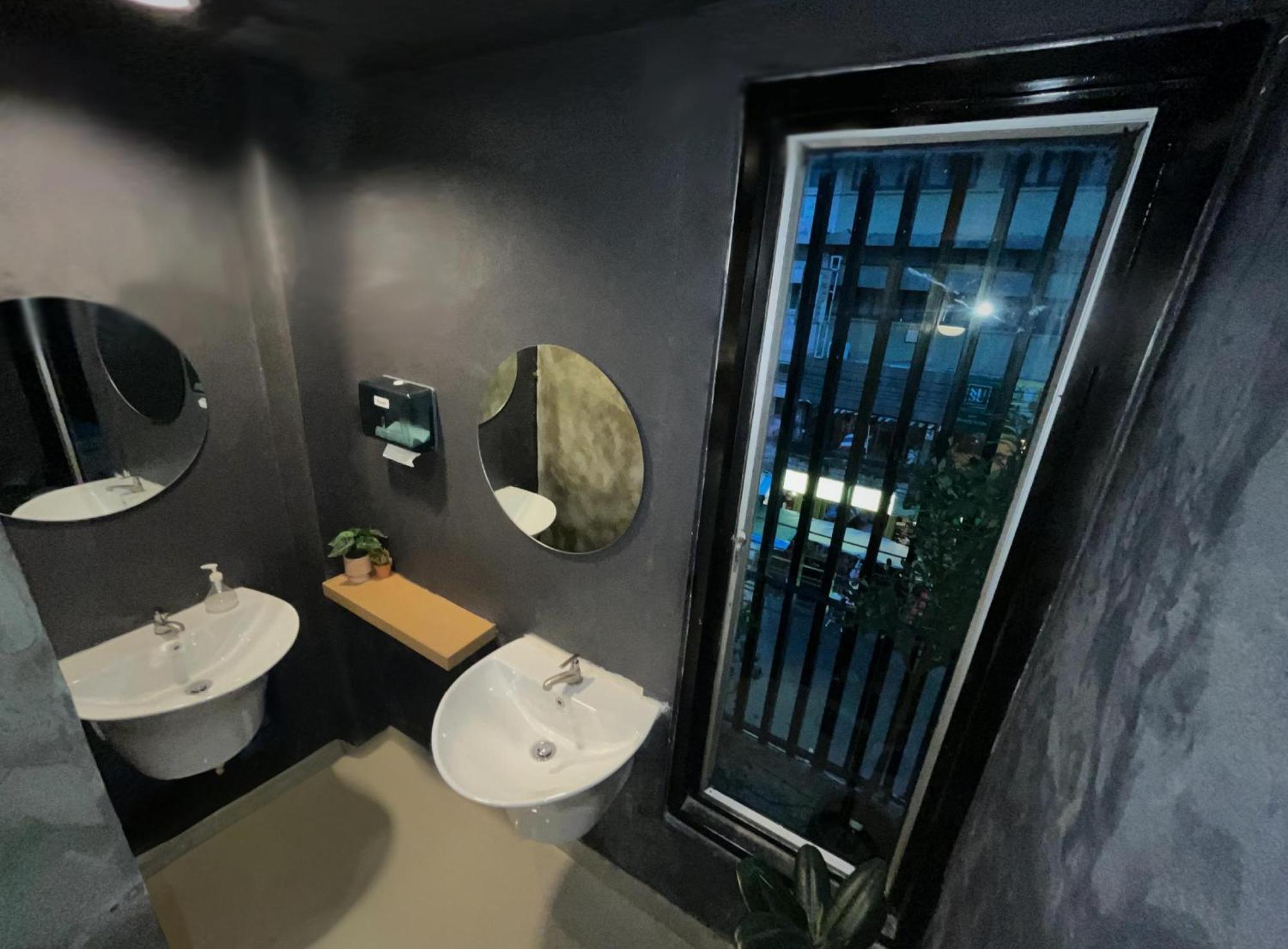 Bud Brew Beyond Dispensary And Hotel Bangkok Esterno foto