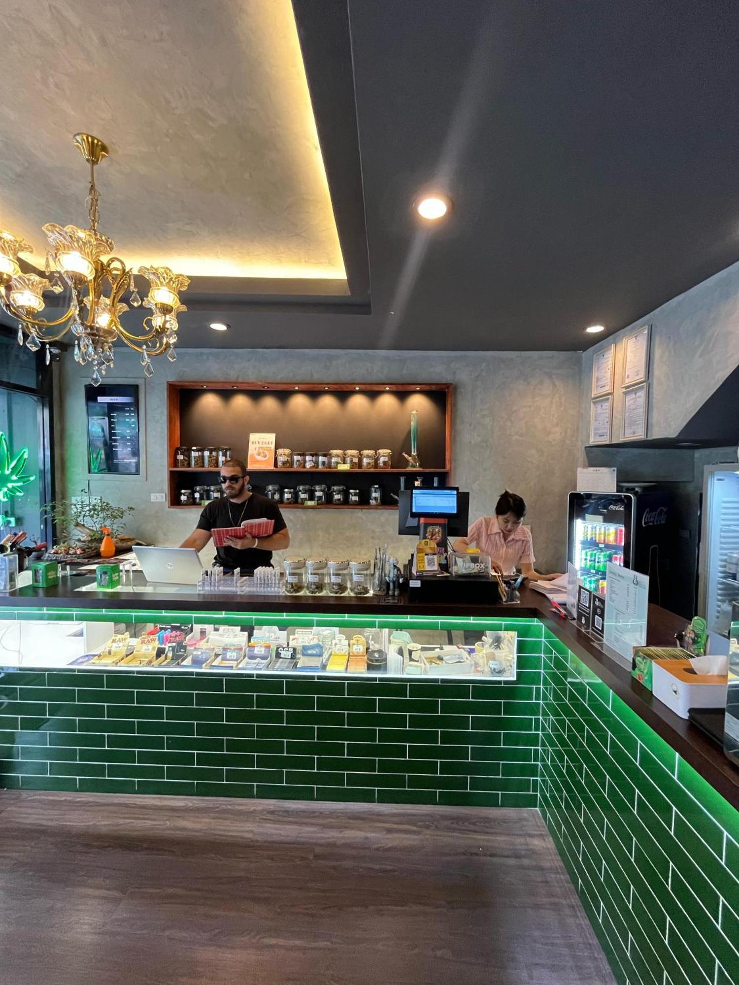Bud Brew Beyond Dispensary And Hotel Bangkok Esterno foto