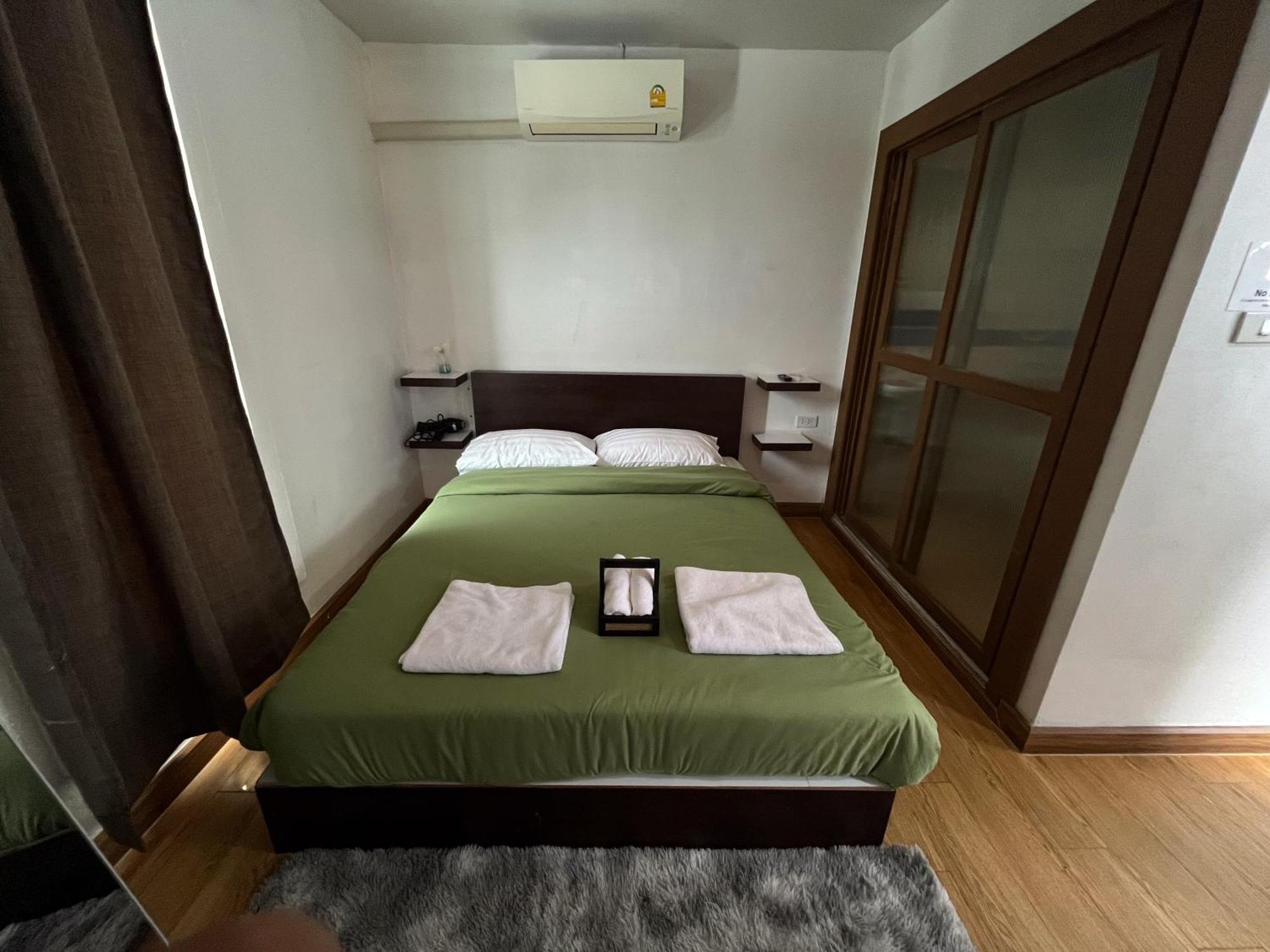 Bud Brew Beyond Dispensary And Hotel Bangkok Esterno foto