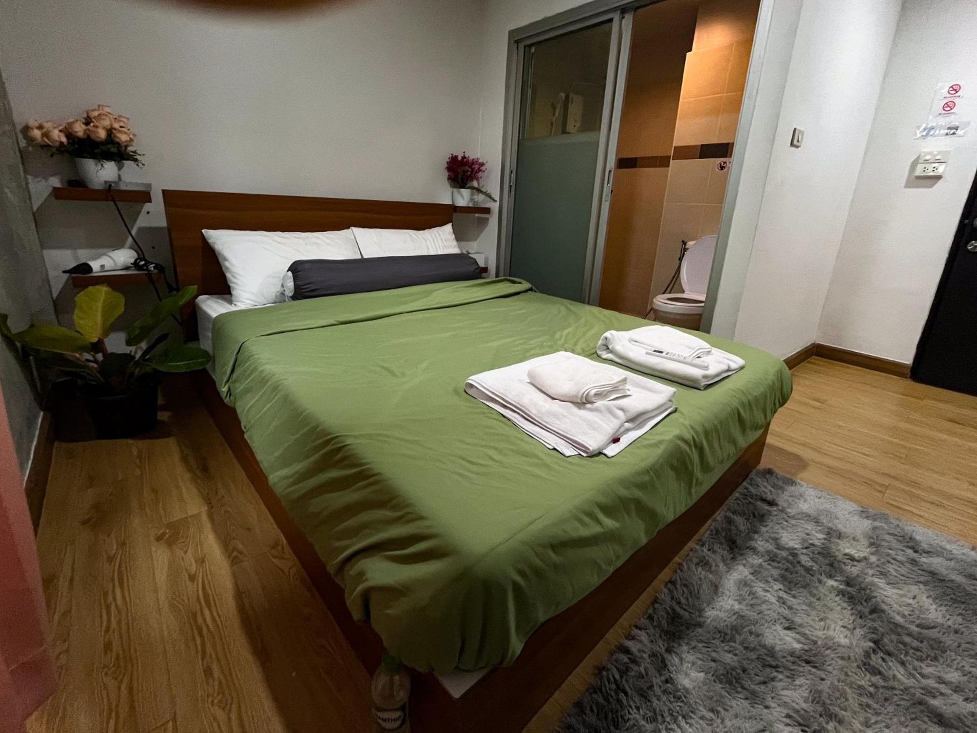 Bud Brew Beyond Dispensary And Hotel Bangkok Esterno foto